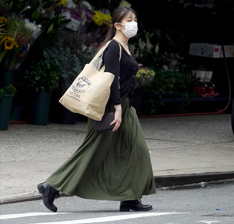 日本真子公主和驸马爷罕见出街！又变美了，和老公十指紧扣秀恩爱