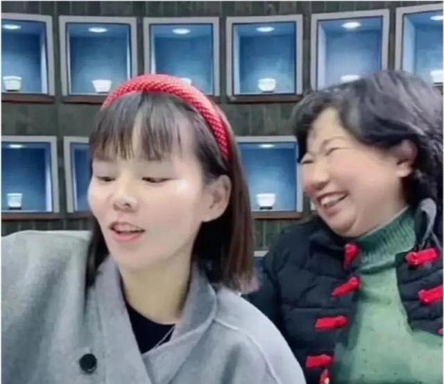 |杜妈秀恩爱撒狗粮，上演夫妻伉俪情深，网友：皮太后不愧是一枝花