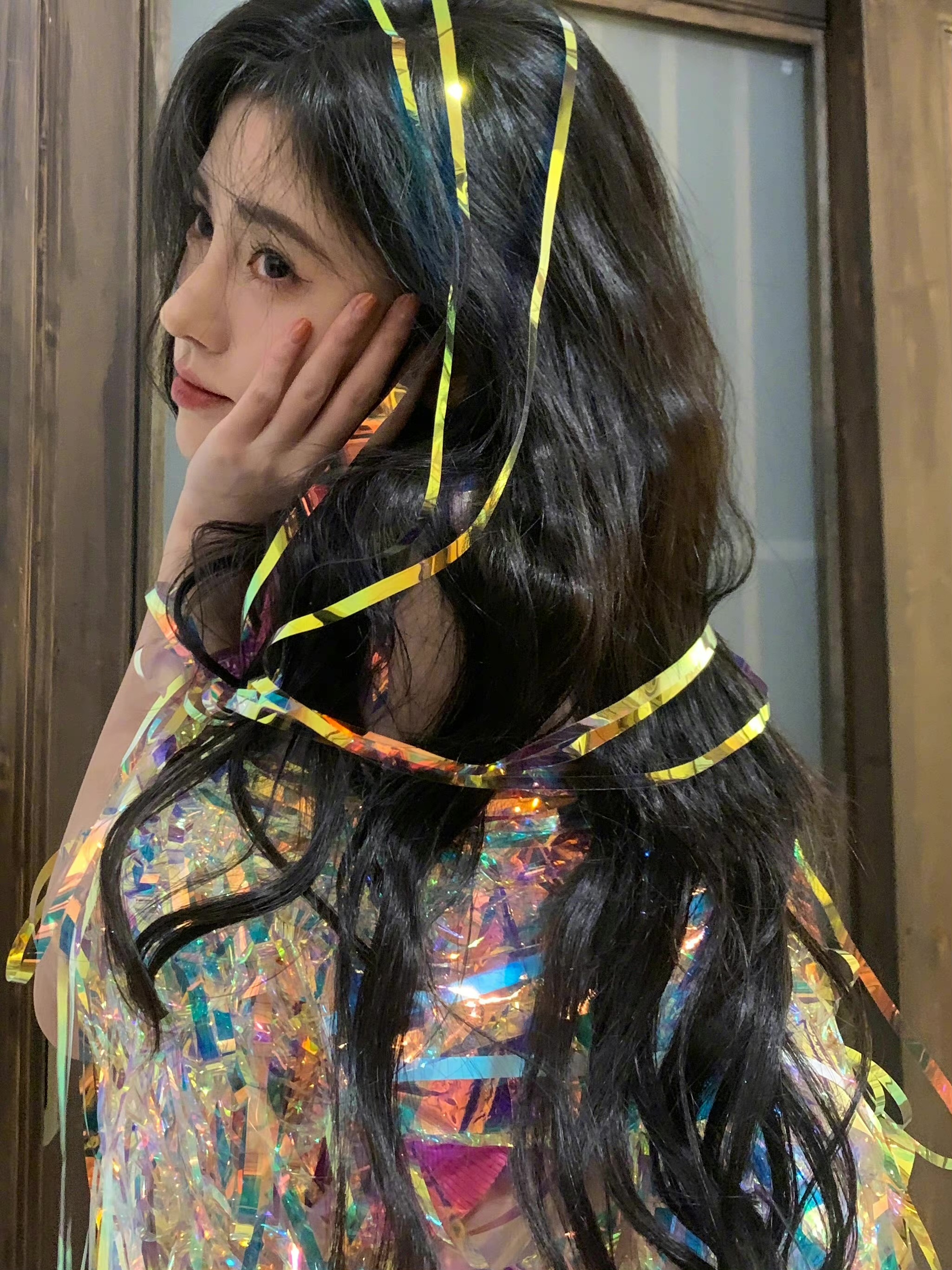 鞠婧祎|鞠婧祎新歌花絮写真,认真玩彩带,发量太令人羡慕了