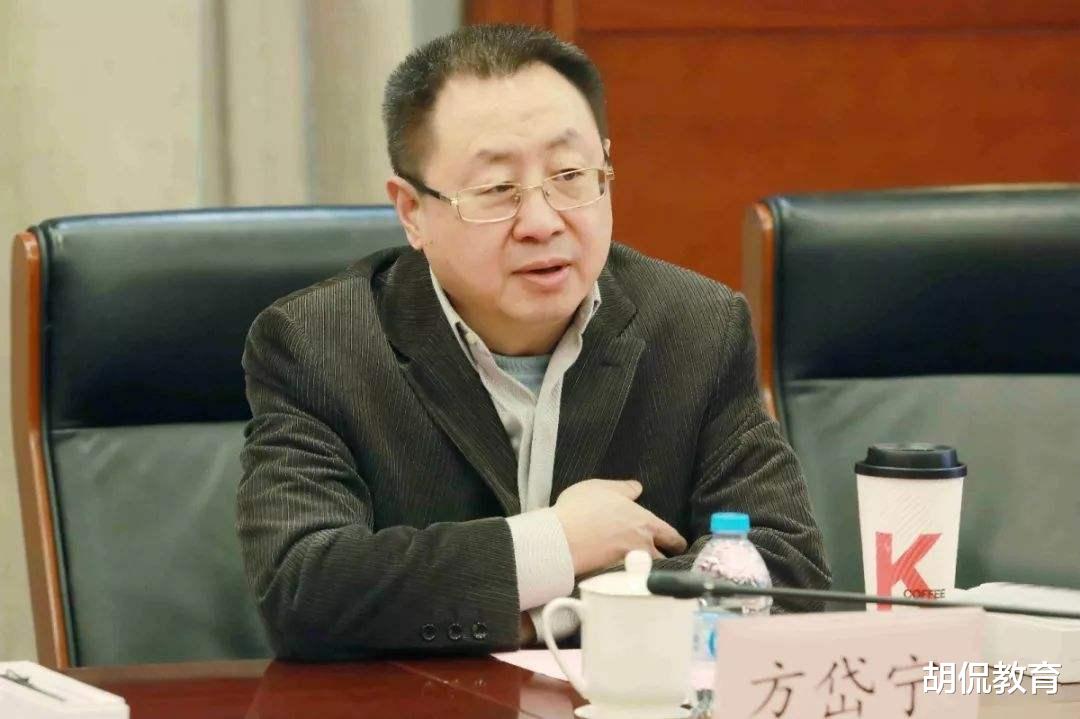 北理工64岁老教授开会出丑,被年轻女子“抱吻”被直播,面部通红!