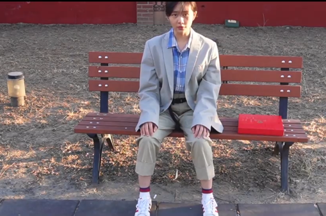 穿衣搭配|黄多多深夜放飞自我!涂烈焰红唇打扮成熟不像16岁,怼脸颜值绝杀