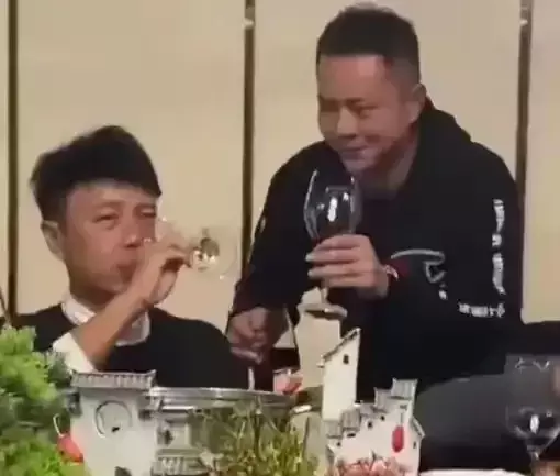 李克勤|李克勤直言：我也想多陪陪孩子，可两个儿子一年40万的学费怎么办