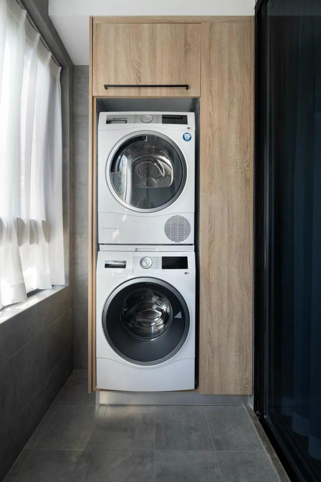 89㎡现代简约,黑与白、绿植与原木,打造时尚高级的舒适