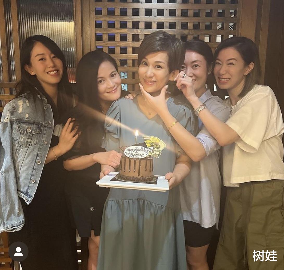 文颂娴|文颂娴庆祝46岁生日，与佘诗曼组饭局庆祝，姐妹贴脸合照笑容好甜