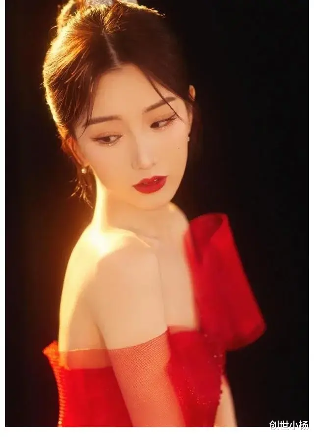 毛晓彤|毛晓彤穿红纱裙明媚迷人 半露香肩尽显娇艳