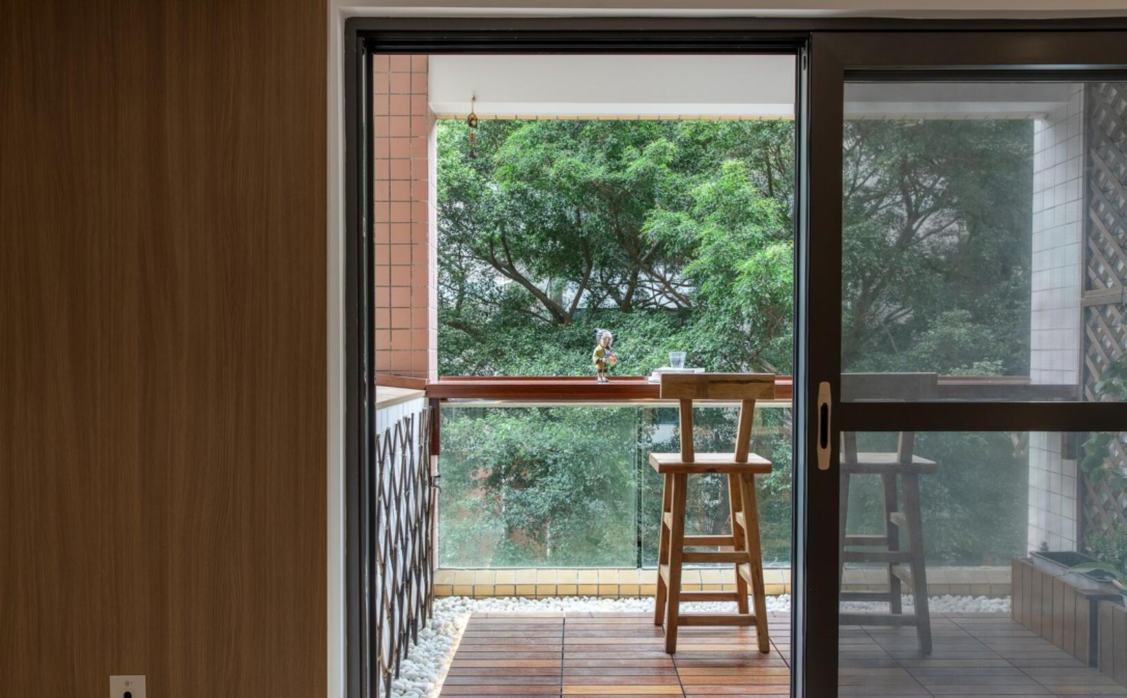 电视墙一定要设计柜子?她直接“纳进”卧室,舒适性不减反增