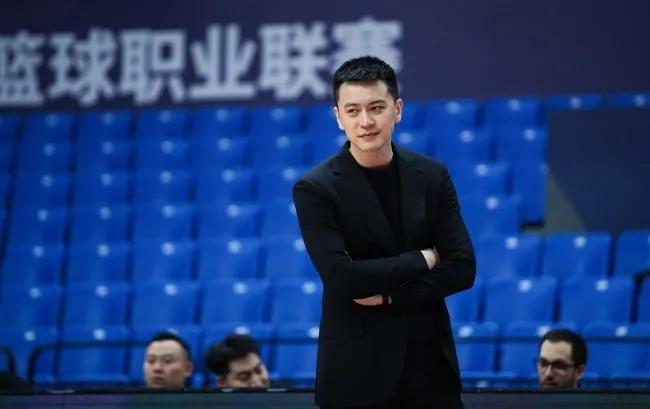 辽宁男篮|辽宁大胜再收意外之喜，杨鸣激活两大内线，第3阶段可放心冲冠