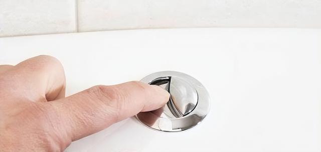 马桶为啥有“两个按钮”?这么简单的问题,却很少有人知道答案!