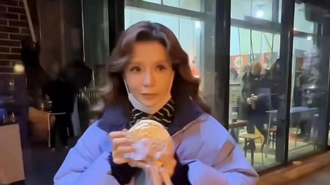 朱迅|朱迅现身路边摊，排队吃肉夹馍无人认出，网友直呼越来越像蔡明