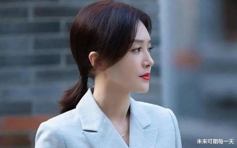 秦岚|助理跪地捧话筒，出门保镖护身，拍戏住五星级酒店，这样的明星大家还在心疼？