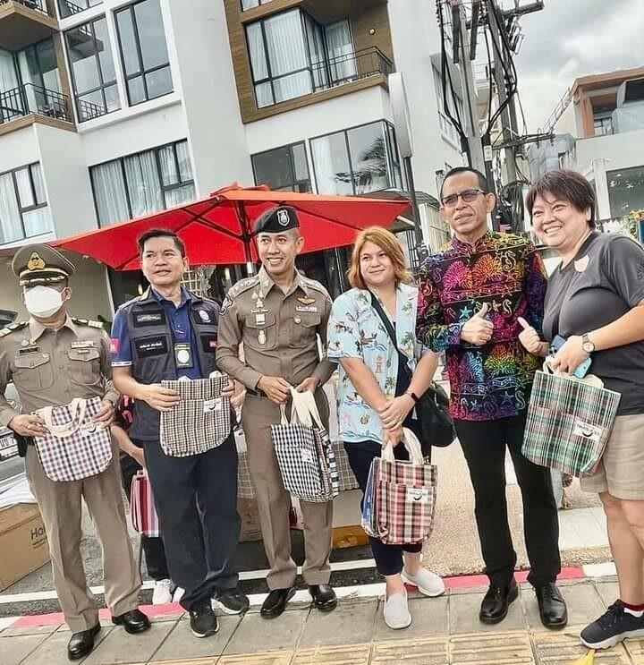 热闹！搭载3000余名外游豪华邮轮停靠泰国普吉芭东