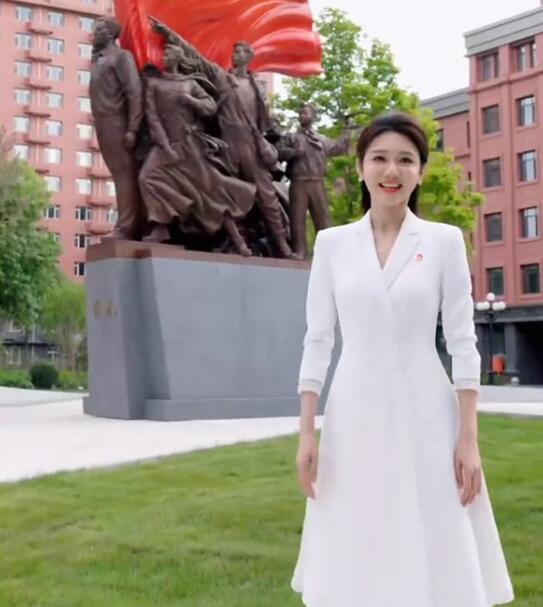 龙洋|龙洋越来越有“董卿”范!穿白裙优雅逆袭成央视花旦,梳大背头气场全开