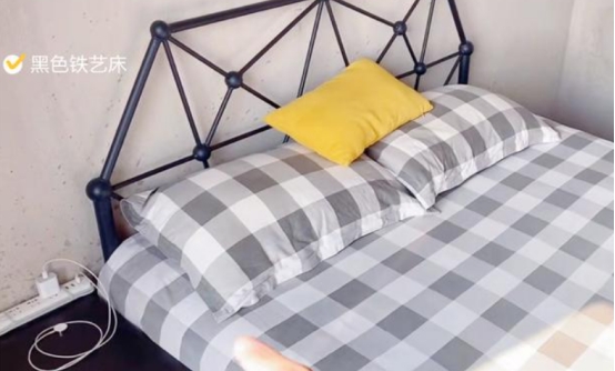 为省钱直接搬进毛坯房,只用花1万多布置水电家具,引来朋友羡慕