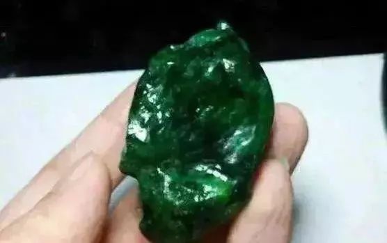 翡翠|满身是“藓”的翡翠只能丢掉？错！经雕刻师的手，看看什么叫做“救死扶伤”！