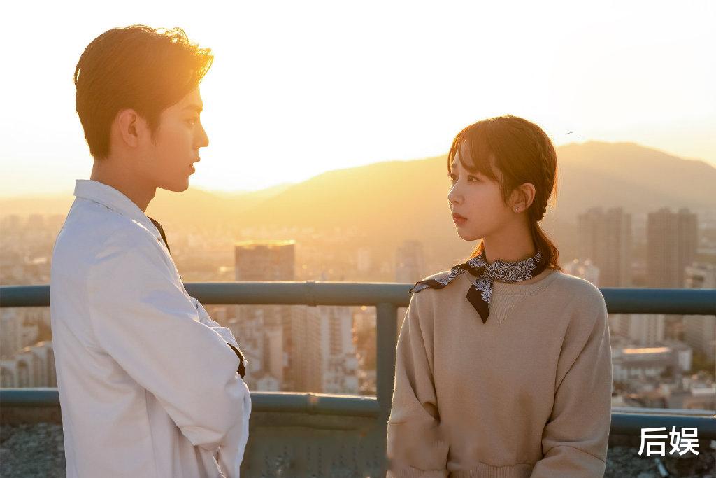 赵露思|肖战转场海南戏份，戴着鸭舌帽和口罩现身，依然挡不住帅气