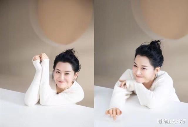 许晴|53岁许晴罕见亮相又变年轻不少！穿白色居家服拍大片，还梳丸子头