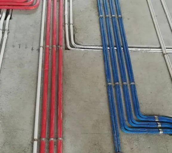 地面排线布管,为什么有些师傅用管卡,有些师傅却用铁丝固定?