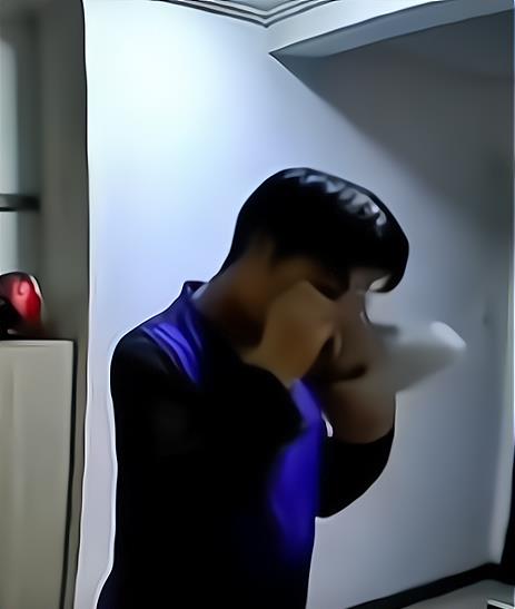 浙江:男子楼道偷闻女士鞋子,全程被拍下,真的很“恶心”