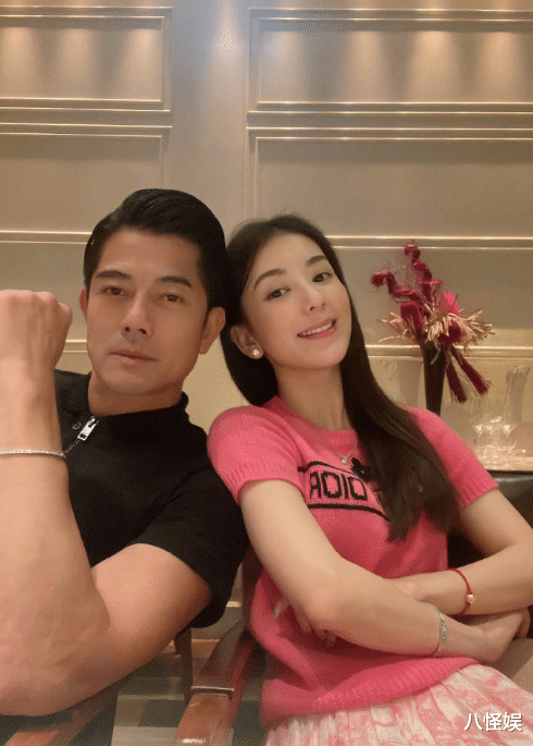 方媛|方媛连续四年卡点为老公庆生，郭富城打扮帅气低头许愿，满脸幸福