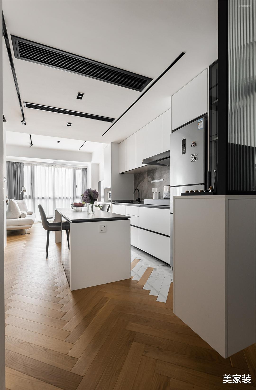 魔都自在一人居,一房改小两房,拥有独立衣帽间和私人咖啡吧