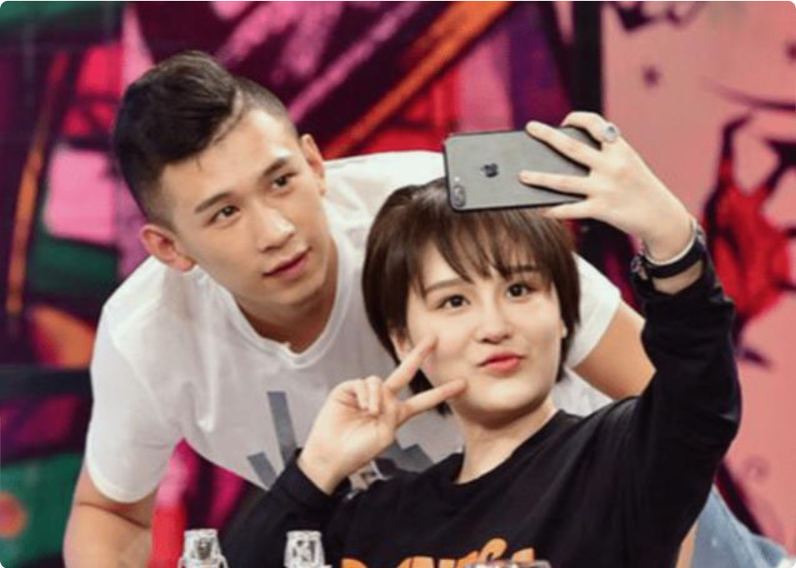 赵本山|赵本山哭了！女儿不听劝告执意与男友同居备孕，老赵该何去何从？