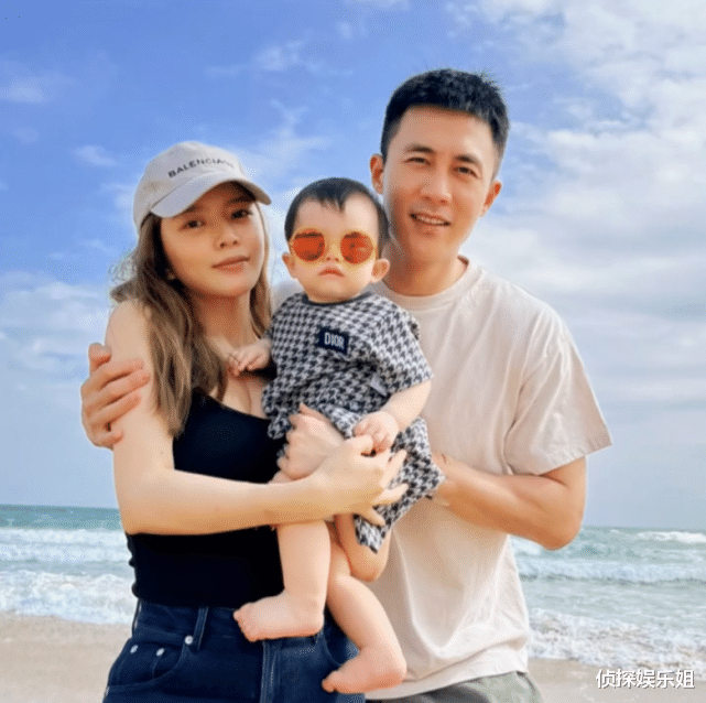 王灿|杜淳老婆晒亲子写真，王灿单手抱娃秀辣妈身材，1岁女儿超像爸爸