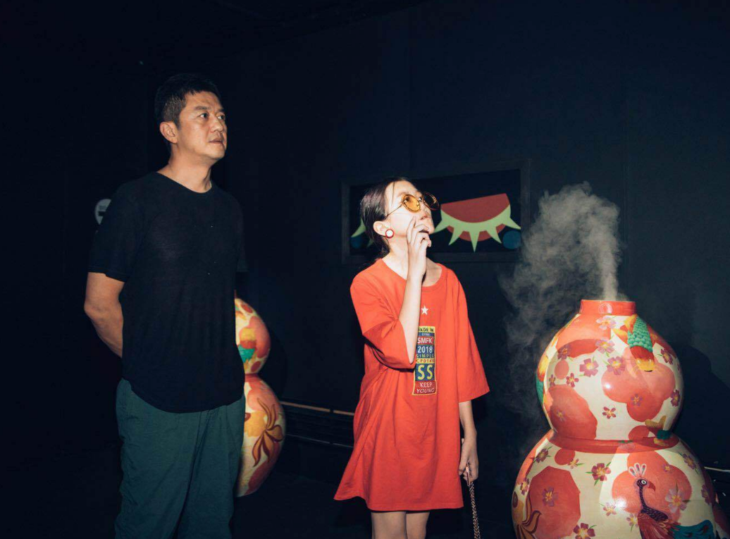 王菲|李亚鹏承认再婚，妻子比他小19岁，而前妻王菲却因盗用身份被举报