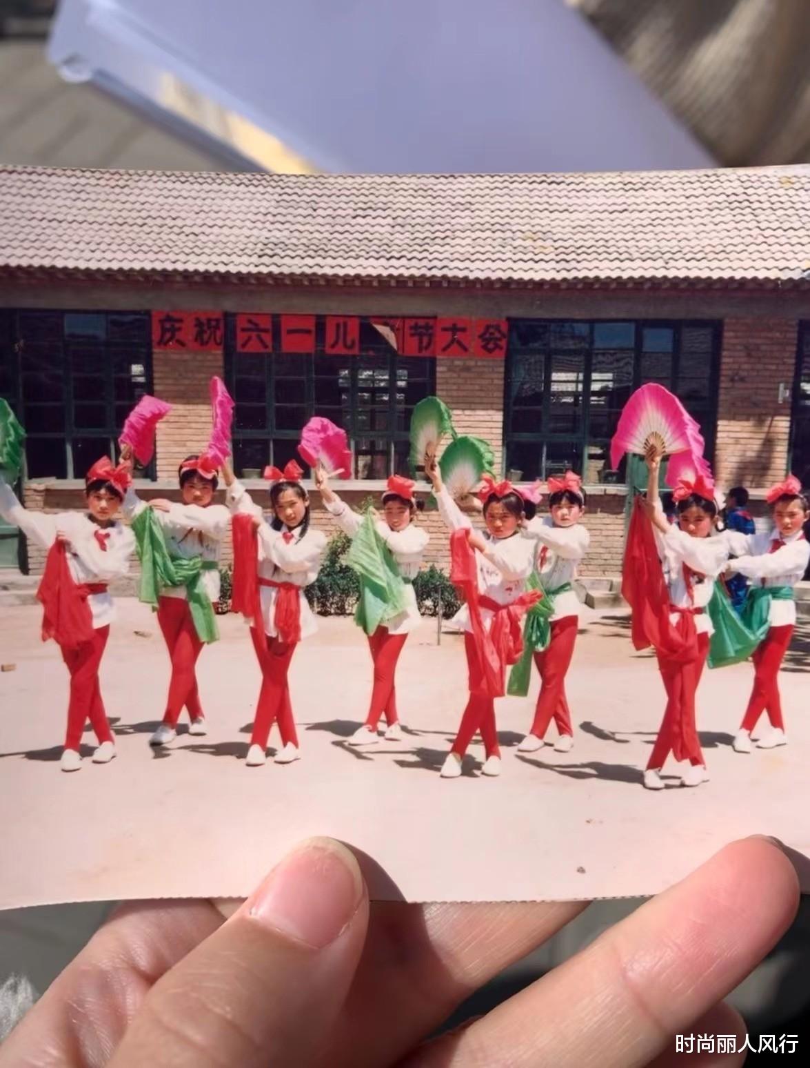 赵丽颖|赵丽颖罕见童年照曝光！穿脚蹬裤跳扇子舞，儿童节表演节目太出色