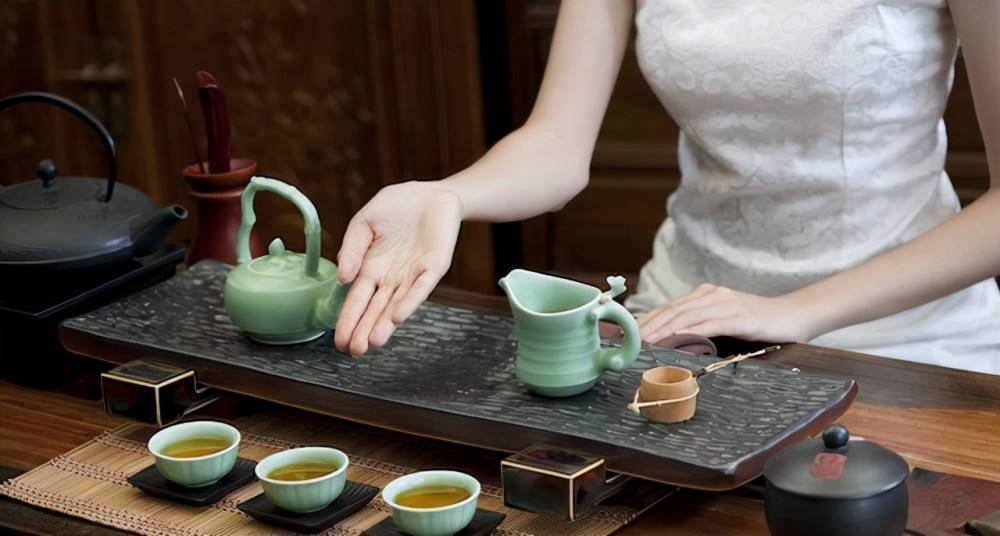 男子把茶托当真爱,喝两次茶花21万,“女友”还拉他和闺蜜开房