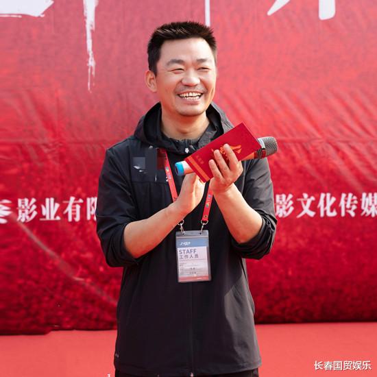 王宝强|40岁王宝强近照曝光，胡子拉碴满脸笑容，时隔六年再当导演