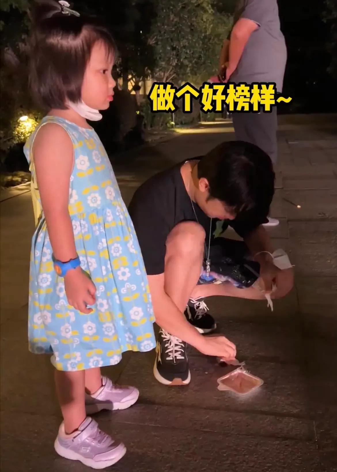 王祖蓝|王祖蓝一家四口逛中秋集市,全程逛吃太欢乐,俩女儿越来越漂亮