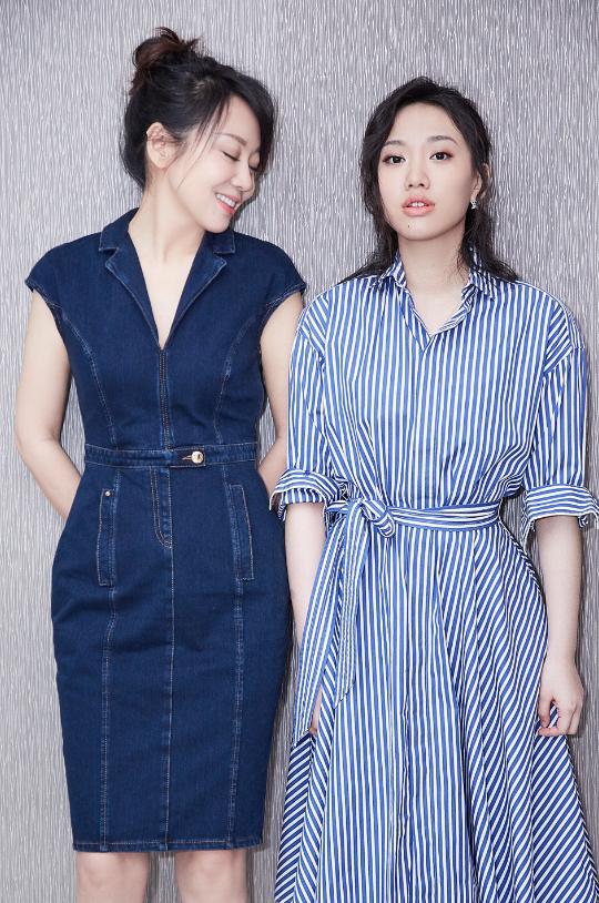 闫妮|51岁闫妮与女儿同框照曝光，穿着大胆引热议，网友：不伦不类