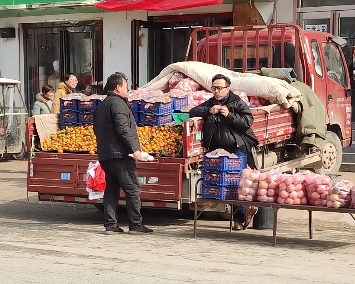 汪涵|汪涵在郑州街头卖水果被偶遇,生意异常
