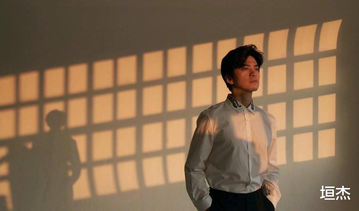 马思纯|“音乐诗人”李健：在人大座谈会打败靳东，用学识征服学子