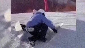 河北张家口，一女子在雪场滑雪时，突然间被一名男子从身后故意撞倒