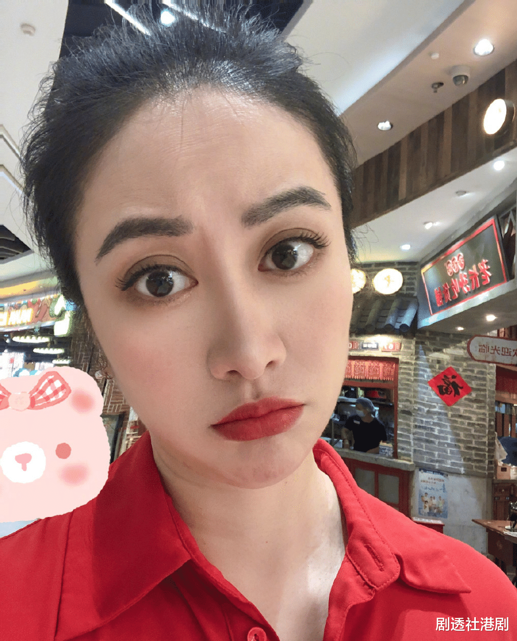 叶璇|TVB前古装女神素颜直播腰间赘肉明显用手剔牙，网友：令人唏嘘