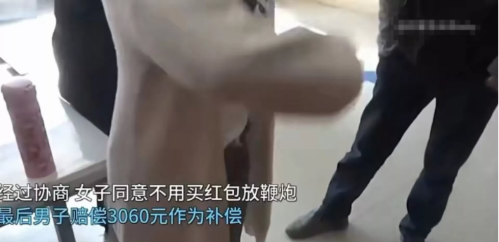 浙江杭州,一男子在工地干活突然内急,就站在墙角小解