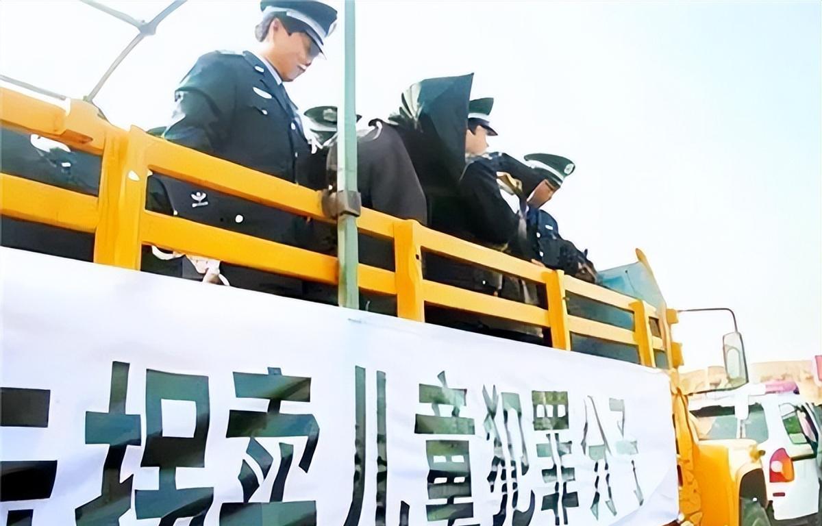 2010年拐卖33个婴儿的喻立香被判死刑,法庭上痛哭:我的孩子咋办