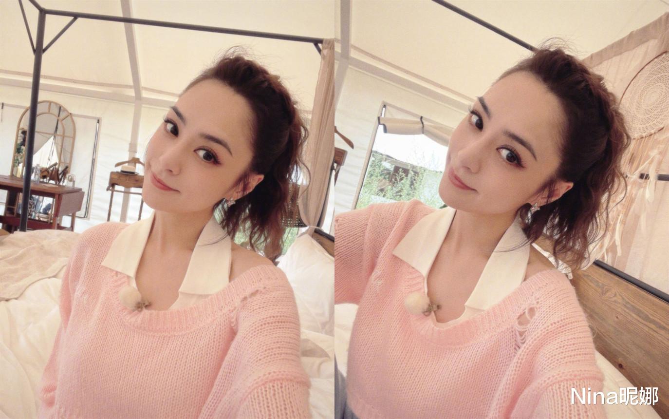 阿娇|阿娇自拍近照，41岁穿粉色露肩毛衣看着像90后，歪头杀上线好俏皮