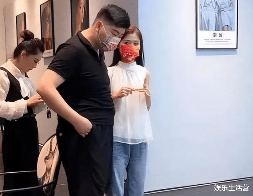 陈萌|陈萌叫小伟大猪蹄子,晒大衣嫂送的中秋礼物,几十箱礼品足显地位