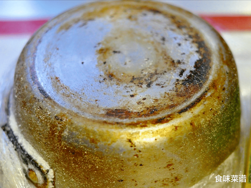 锅底烧糊了,钢丝球都擦不掉?教你一个小妙招,脏锅立马焕然一新