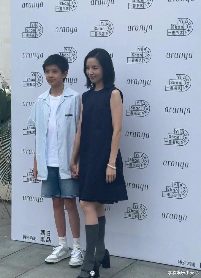 潘粤明|离婚十年，潘粤明首次和儿子温情互动，董洁的评论区充满感谢声