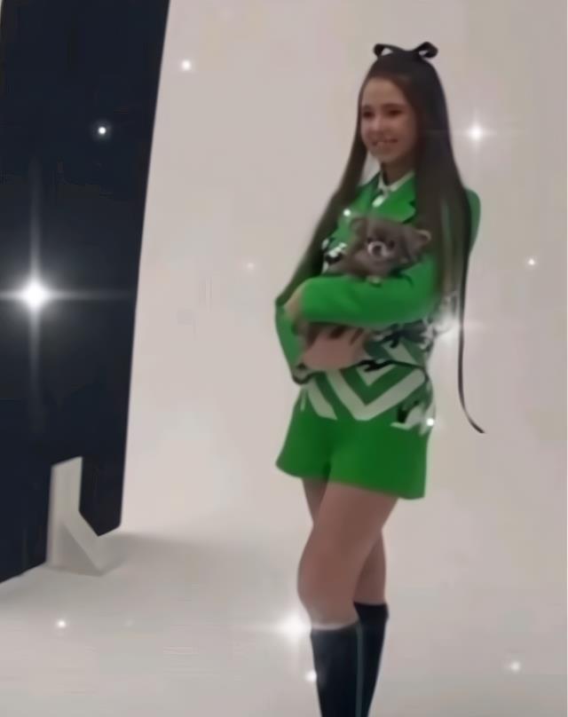 仙女下凡|动漫少女出炉！瓦利耶娃一袭绿衣仙气飘飘，K宝姿势像仙女下凡