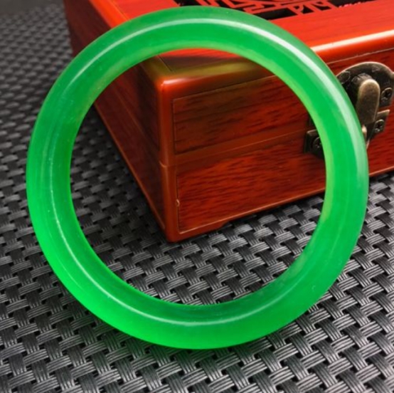 和田玉籽料|夜里佩戴翡翠手镯入睡可以吗？