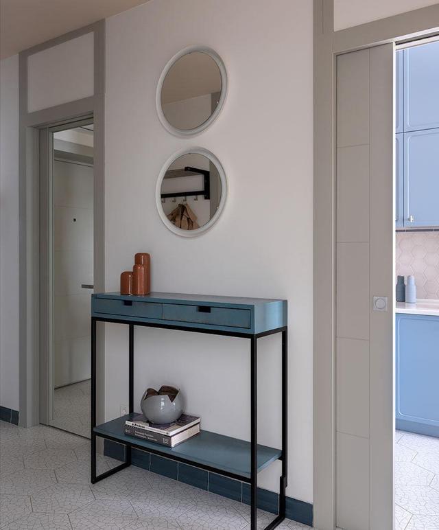 简洁明快蓝色调,与暖暖的色彩配合,让小公寓装饰事半功倍