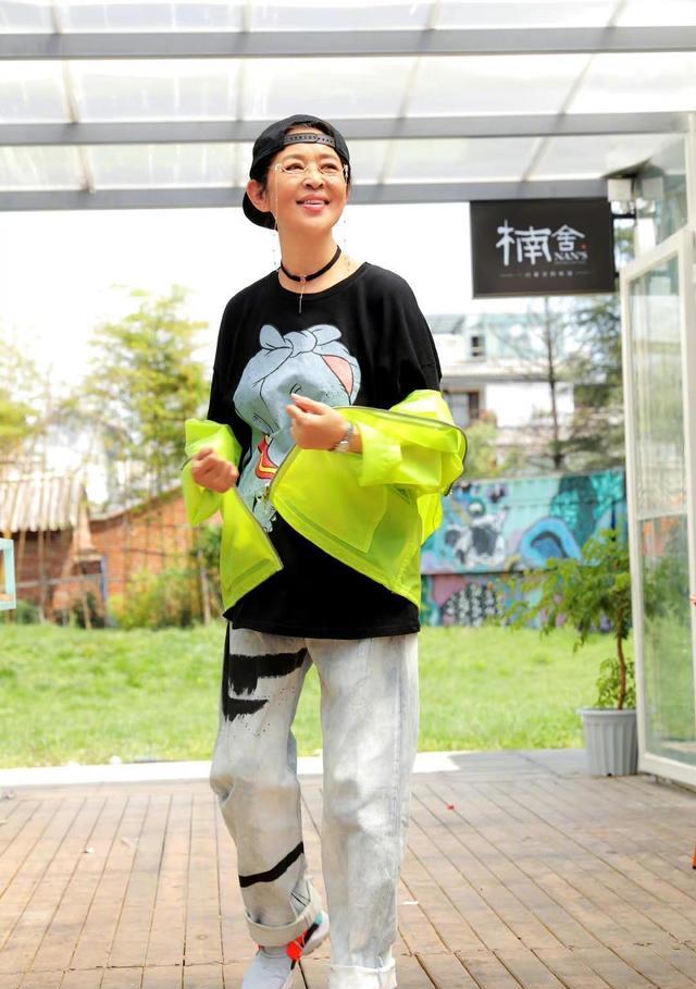 倪萍|倪萍的64岁,穿卡通T恤配棒球帽,这不是扮嫩而是逆生长!