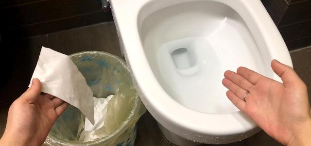 上完厕所后,卫生纸该扔到马桶还是扔纸篓里?答案在这里!