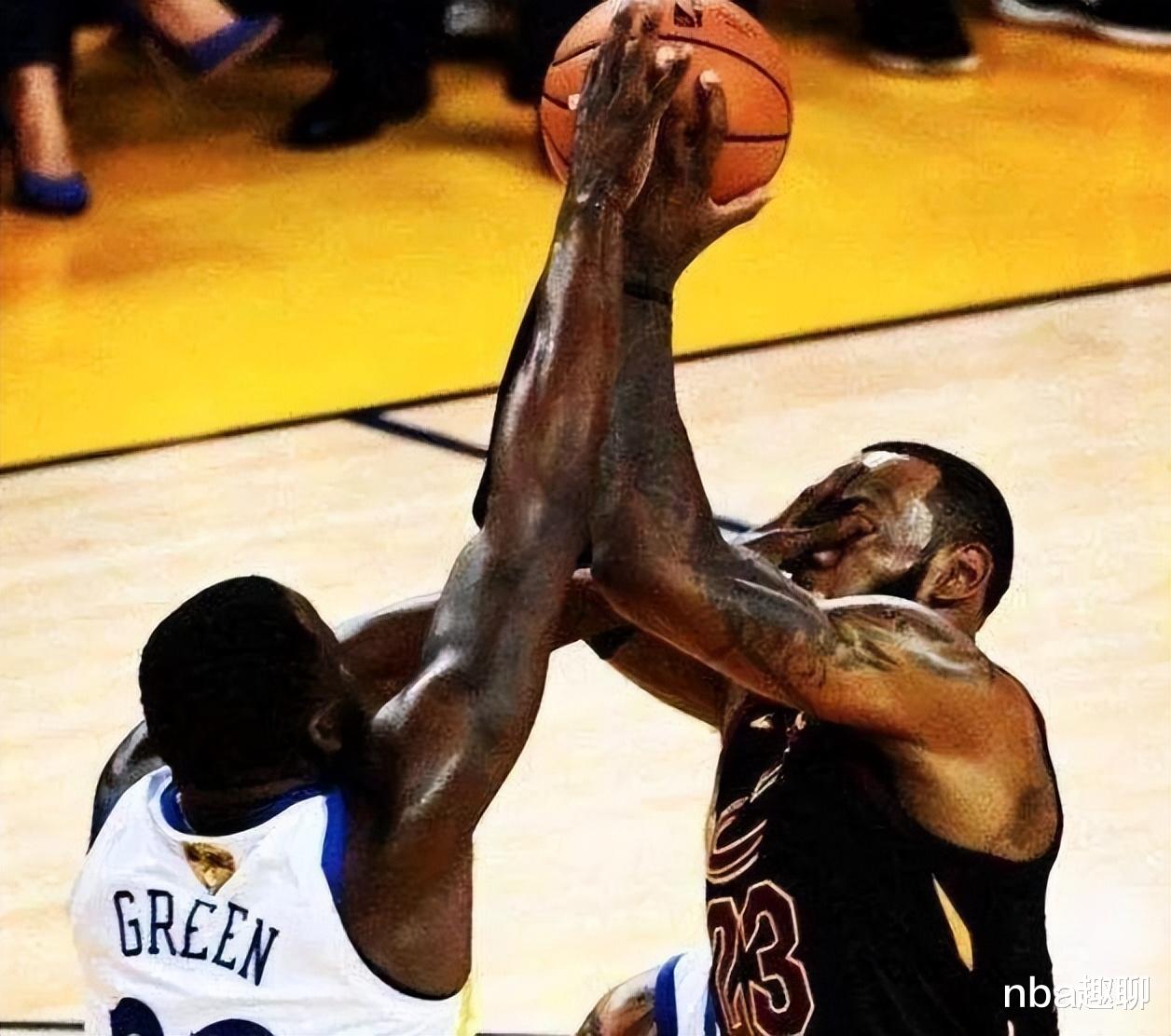 米切尔|红眼终结技！格林招牌恶犯已伤3位mvp！球迷：他咋这么爱戳人眼