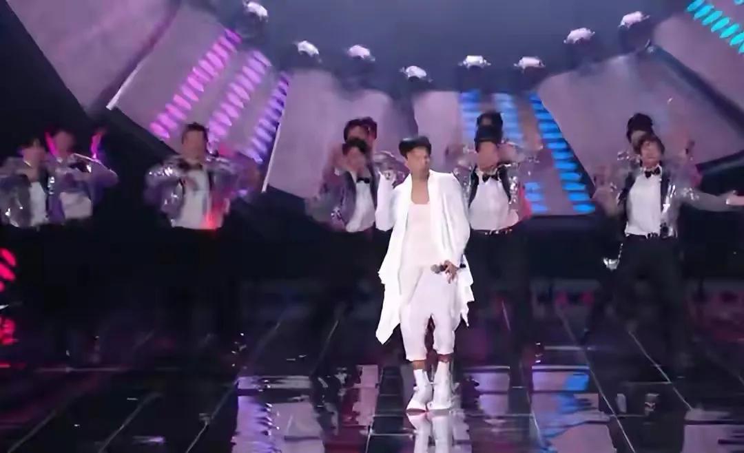 孙俪|39岁孙俪被生图出卖！穿鸾金色礼服献唱818晚会，胖一圈脸都肿了