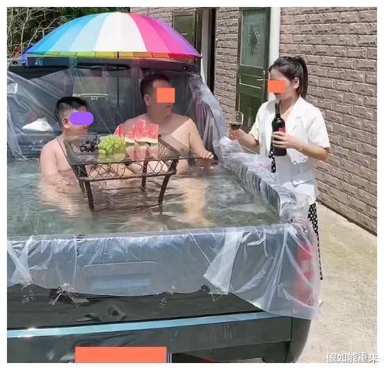 一男子叫妻子一起泡澡被拒,当男子和孩子泡澡时,让她在一旁伺候